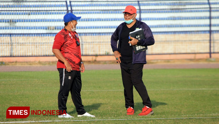 Asisten Pelatih Persela, Didik Ludianto (jersey merah), berdiskusi dengan Pelatih Persela, Iwan Setiawan. (FOTO: MFA Rohmatillah/ TIMES Indonesia)