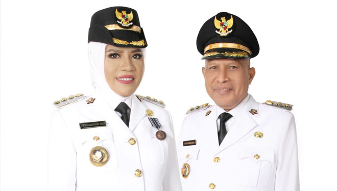 Bupati Kepulauan Sula Fifian Adeningsih Mus (kanan) dan Wakil Bupati M Saleh Marasabessy. (Foto: Dok Humas Kepulauan Sula)