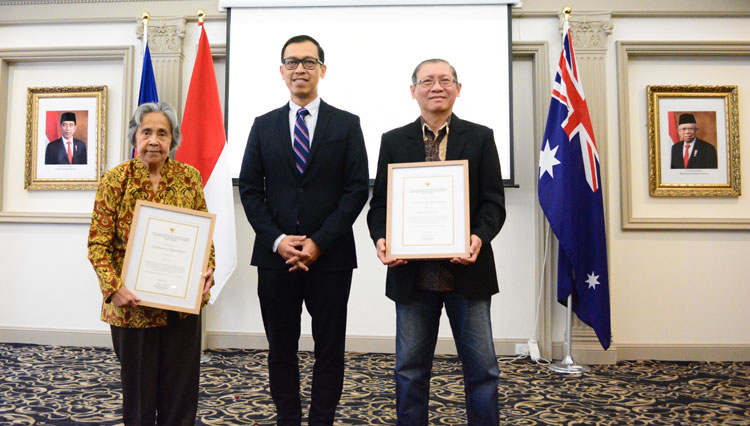 Konjen Heru Hartanto Subolo memberikan penghargaan pada Erna Tan dan Stephanus Dharmanto, pengajar kelas Bahasa Indonesia di Australia (Foto: KJRI Sydney for TIMES Indonesia)