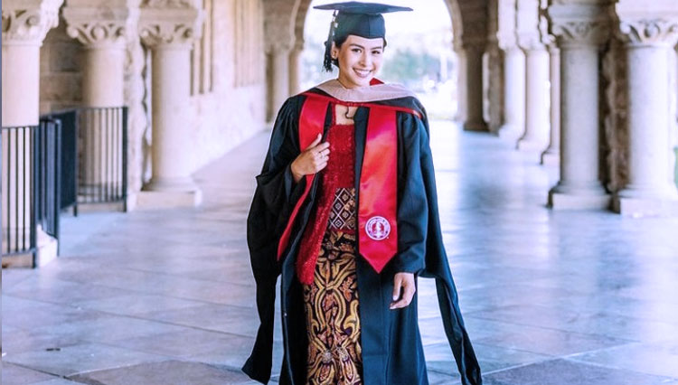Pose Maudy Ayunda di momen kelulusan S2 dari Stanford University. (Foto: Tangkapan layar Instagram Maudy Ayunda)