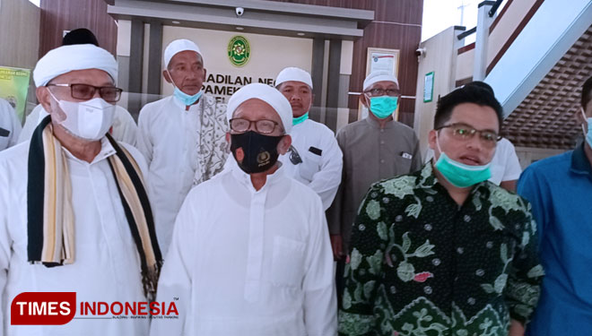 Abdul Bari, sebagai kuasa hukum pelapor dari kanan saat mendampingi KH Ali Karrar Sinhaji dan KH Fudholi Ruham usai sidang di Pengadilan Negeri Pamekasan.(Foto: Akhmad Syafi'i/TIMES Indonesia)