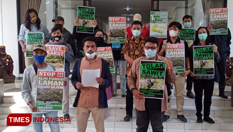 Aktivis ASLIMAS ketika menyuarakan Tolak Rencana Tanam Sawit di Malang Selatan. (Foto : Binar Gumilang/TIMES Indonesia).