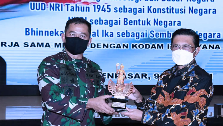 Wakil Ketua MPR RI Fadel Muhammad bersama Pangdam IX/Udayana Mayjen TNI Maruli Simanjuntak. (foto: dok MPR RI)