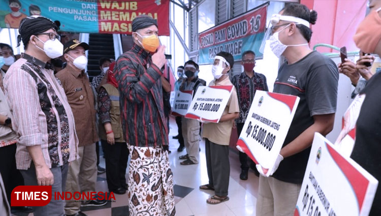 Ganjar Serahkan Bantuan Modal untuk Pedagang Pasar Wage. (FOTO: Parsito For TIMES Indonesia)