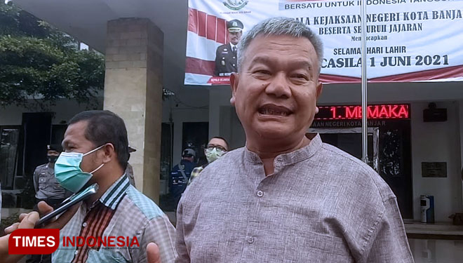 H Ahmad Dimyati, ketua Aksioma saat memberi keterangan pers di halaman kantor Kejaksaan Negeri Kota Banjar (Foto:Susi/TIMES Indonesia)