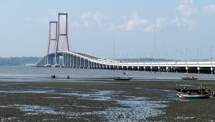 Jembatan-Suramadu.jpg