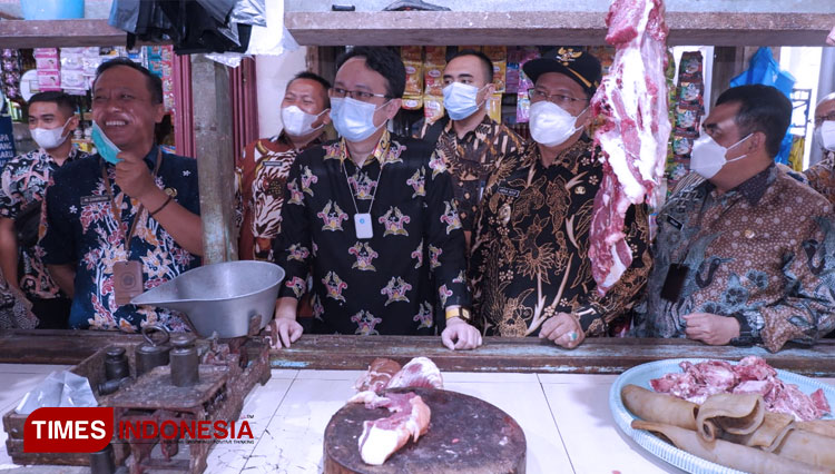 Wamendag RI Jerry Sambuaga saat mengunjungi pasar sidak kestabilan harga kebutuhan pokok dan gudang SRG di Kabupaten Lamongan, Kamis (10//06/2021). (Foto: Moch. Nuril Huda/TIMES Indonesia)