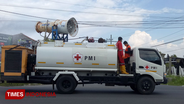 Mobil operasional PMI menyemprotkan disinfektan di wilayah Kecamatan Arosbaya, Kabupaten Bangkalan. (FOTO: Doni Heriyanto/TIMES Indonesia)