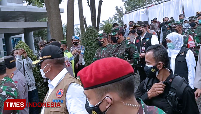 Panglima Kapolri dan Gubernur Jatim saat kunjungi pelaksanaan vaksinasi (Foto: Canda Adi surya/TIMES Indonesia)