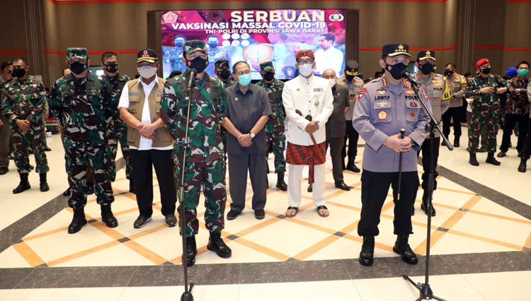 Panglima TNI bersama Kapolri dan Kepala BNPB saat meninjau pelaksanaan Serbuan Vaksinasi di Bandung, Kamis (10/6/2021). (foto: Puspen TNI)