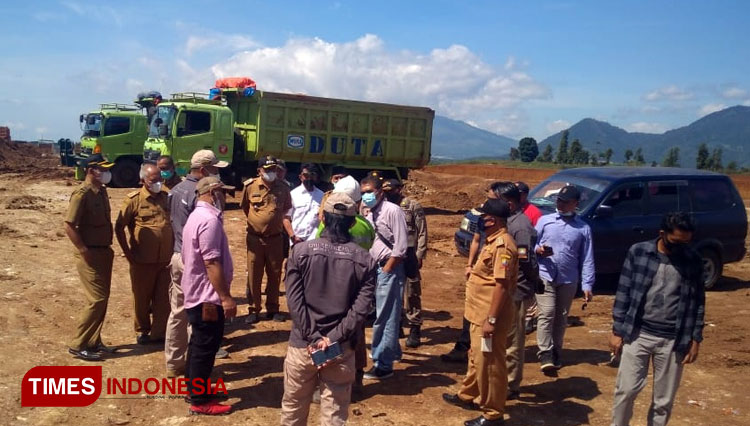 Pemda dan DPRD Sumedang saat meninjau jalan rusak yang diduga akibat lalulintas kendaraan alat berat pengerjaan Tol Cisumdawu di Jatinangor (FOTO: Alan Dahlan/TIMES Indonesia)