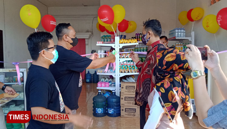 Peresmian Toko Dewi di Kelurahan Tamansari, Kabupaten Bondowoso, setelah mendapatkan modal dan dibedah Toko Modern Alfamart (FOTO: Moh Bahri/TIMES Indonesia)