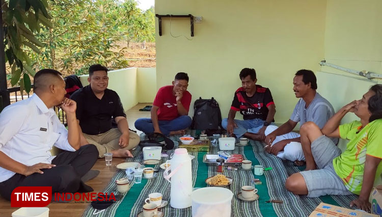 Rapat bersama manejemen Persewangi Banyuwangi U-17. (Foto: Rizki Alfian/TIMES Indonesia)