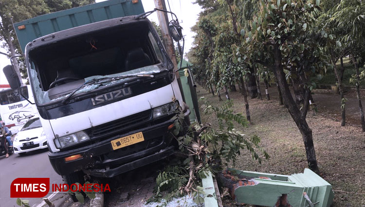 Terlihat truk ekspedisi yang menabrak pagar di lapangan rampal, Kamis (10/6/2021). (FOTO: Unit Laka Lantas Polresta Malang Kota/TIMES Indonesia)