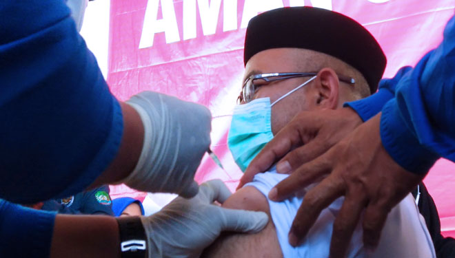 Wabup Abdya, Muslizar MT saat menerima vaksin Sinovac di RSUTP Abdya, (10/2/2021) (Foto:T. Khairul Rahmat Hidayat Terasa/TIMES Indonesia)