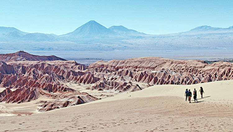 Wisatawan memasuki Gurun Atacama di Chili utara. Pemandangan gurun pasir yang spektakuler dikenal menyerupai permukaan bulan. (FOTO A: Global Times)Menara Cerro Dominador dikelilingi oleh 10.600 heliostat. (FOTO B: Forbes)