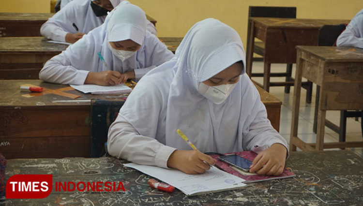 Peserta didik sedang menjalani ujian sekolah sebagai syarat kelulusan. (FOTO: Dok. TIMES Indonesia) 