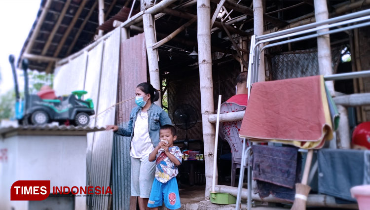Bagian depan gubuk bambu yang ditinggali pasutri Dina dan Sugeng. (FOTO: Happy/TIMES Indonesia)