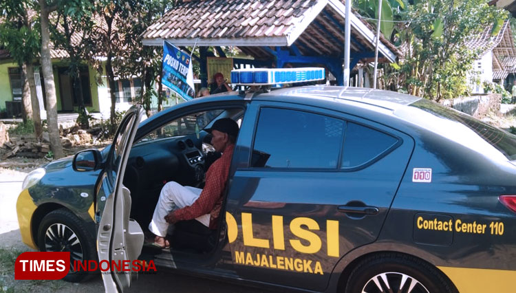 Polsek Jatiwangi memberikan pelayanan antar dan jemput lansia yang hendak divaksinasi Covid-19. (FOTO: Humas Polres Majalengka for TIMES Indonesia)