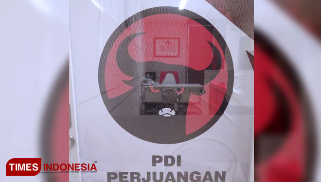 Logo PDI Perjuangan di gedung DPRD Surabaya. (FOTO: Ammar Ramzi/TIMES Indonesia) 