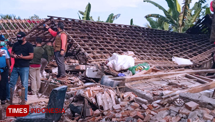 Salah satu rumah roboh dan rusak berat akibat Gempa Malang. (FOTO: Binar Gumilang/TIMES Indonesia).