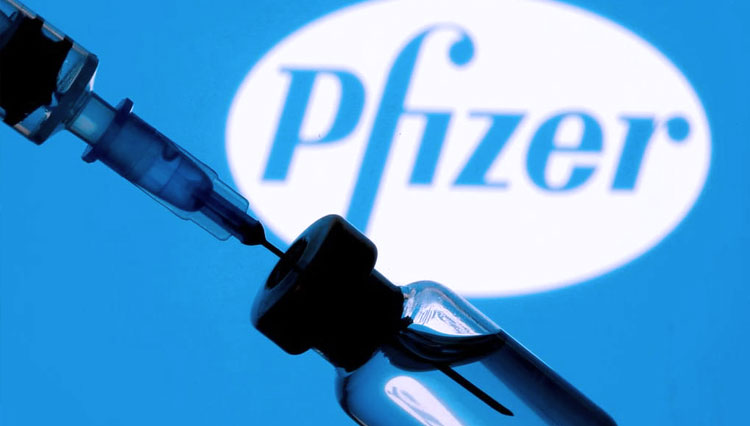 Sebuah botol dan jarum suntik terlihat di depan logo Pfizer yang ditampilkan dalam ilustrasi ini yang diambil pada 11 Januari 2021. (FOTO: Reuters)