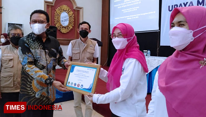 Anggota DPR RI Gus Dur ketika memberikan penghargaan kepada tenaga kesehatan yang sebagai garda terdepan dalam mitigasi bencana Covid-19. (Foto: Binar Gumilang/TIMES Indonesia)