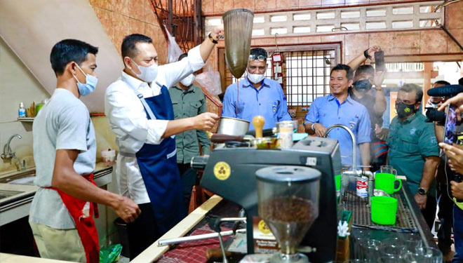 Ketua MPR RI Bambang Soesatyo saat mencoba membuat kopi saring khas Aceh di Kedai Kopi Solong Ureng Kareng Aceh. (FOTO: Dok. MPR RI)