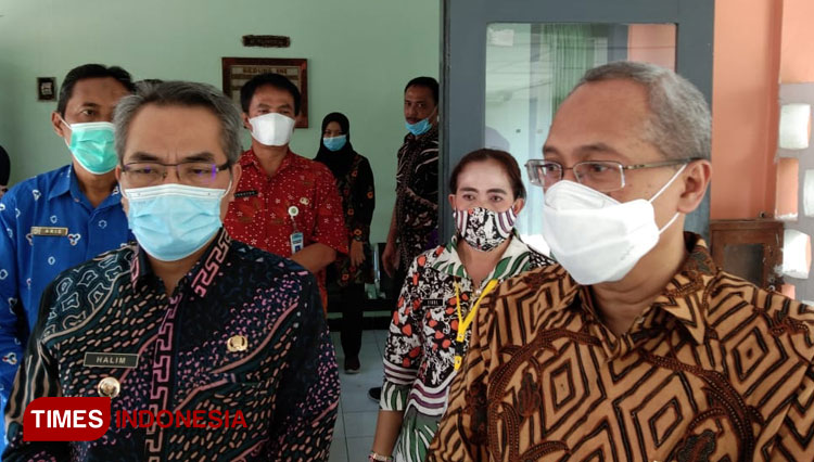 Bupati Bantul Abdul Halim Muslih (kiri) didampingi Dirjen Binalavotas Kemenaker (kanan) saat memberikan keterangan kepada media (Foto: Totok Hidayat/TIMES Indonesia)