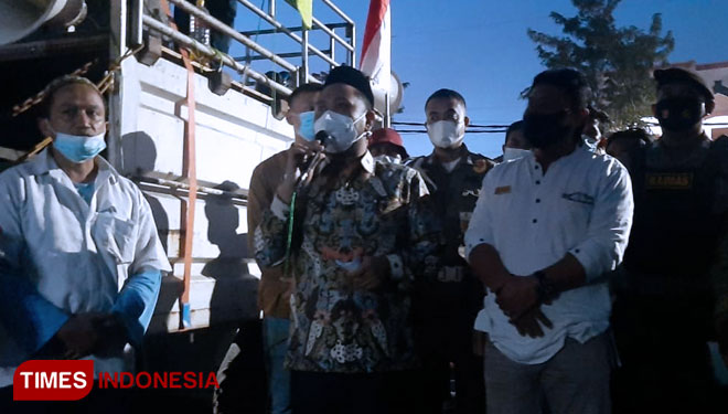 Bupati Gresik Fandi Akhmad Yani saat menemui demonstran buruh New Era (FOTO: Akmal/TIMES Indonesia)