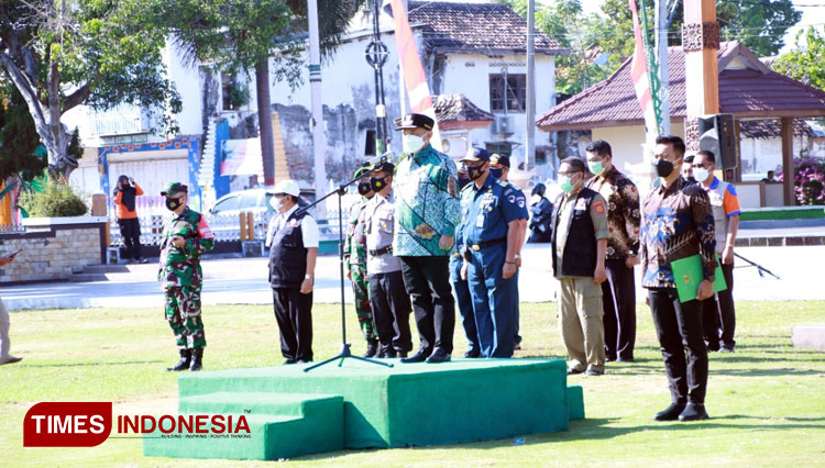 Bupati Situbondo Karna Suswandi saat memimpin apel Bersama Satgas Covid-19 dalam rangka pengendalian Covid-19 (FOTO: Moh Bahri/TIMES Indonesia).