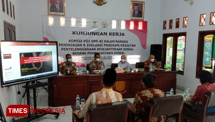 Anggota DPR RI Komisi VIII saat kunjungan kerja di Kabupaten Cirebon. (Foto: Dede Sofiyah/Times Indonesia)