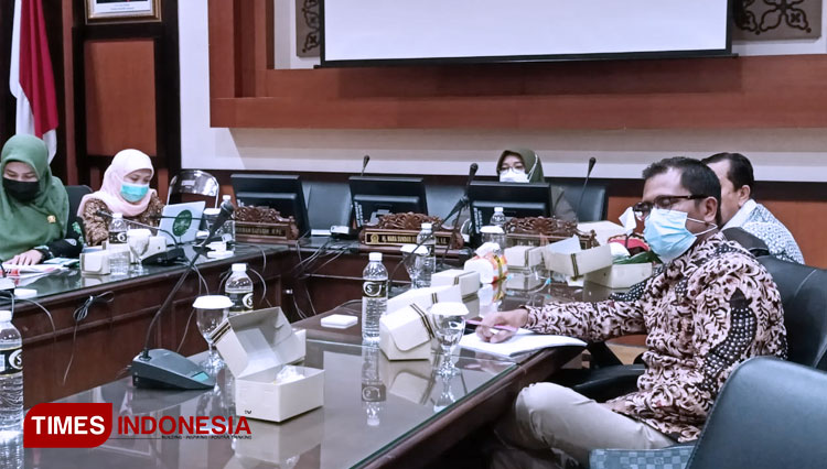 Suasana pertemuan komisi E DPRD Jatim dengan Satgas Covid-19 Jawa Timur, Kadinkes Bangkalan, BPBD Jatim dan Direktur Utama Rumah Sakit Bangkalan ke Kantor DPRD Jatim, Kamis (10/6/2021). (FOTO: Khusnul Hasana/TIMES Indonesia)