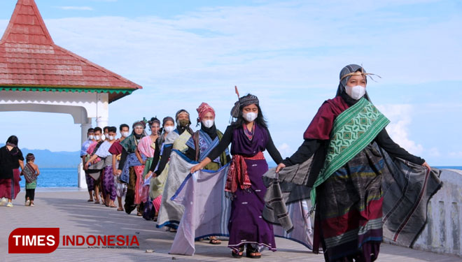 Fashion Show menampilkan berbagai motif Tenun Puta Dino Kayangan Tidore, di Dermaga Sultan Tidore, Kota Tidore Kepulauan, Kamis (10/6/2021).(Foto: Wahyudi Yahya/TIMES Indonesia)
