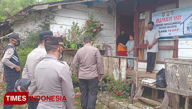 Kapolres Pagaralam didampingi Kasat Binmas mengunjungi kediaman pasien Covid 19 yang isolasi mandiri. (Foto : Asnadi/Times Indonesia)