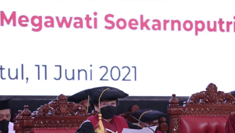 Presiden ke-5 RI Megawati Soekarnoputri menyampaikan orasi ilmiah pengukuhan gelar profesor kehormatan di Unhan RI. (FOTO: PDI Perjuangan)