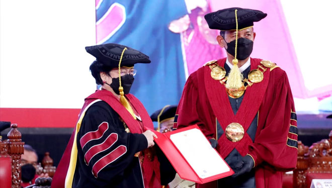 Presiden ke-5 RI Megawati Soekarnoputri saat menerima gelar profesor tidak tetap di Universitaa Peeyahanan. (FOTO: PDI Perjuangan).