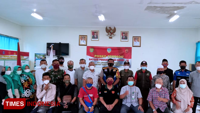 Foto bersama selepas pembentukkan Satgas ODF, di Aula Kelurahan Kahuripan, Kecamatan Tawang Kota Tasikmalaya (FOTO: Harniwan Obech/TIMES Indonesia)