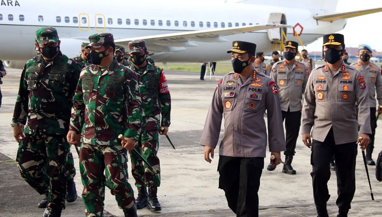 Panglima TNI Marsekal Hadi Tjahjanto dan Kapolri, Jenderal Polisi Listyo Sigit Prabowo saat mengunjungi Bangkalan, Jumat (11/6/2021). (Foto: dok. Polda Jatim)