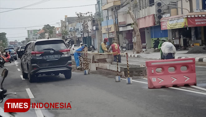 Pedestrian Jalan HOS Cokroaminoto Ponorogo masih dalam pengerjaan. (FOTO:Marhaban/TIMES Indonesia)