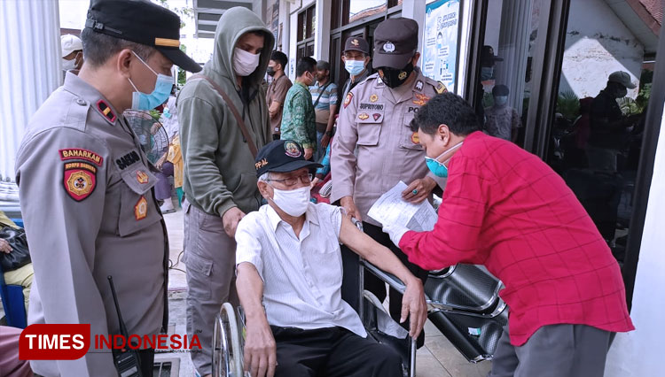 Petugas kesehatan saat menyuntikan vaksin kepada lansia di Kecamatan Manyar (FOTO: Akmal/TIMES Indonesia)