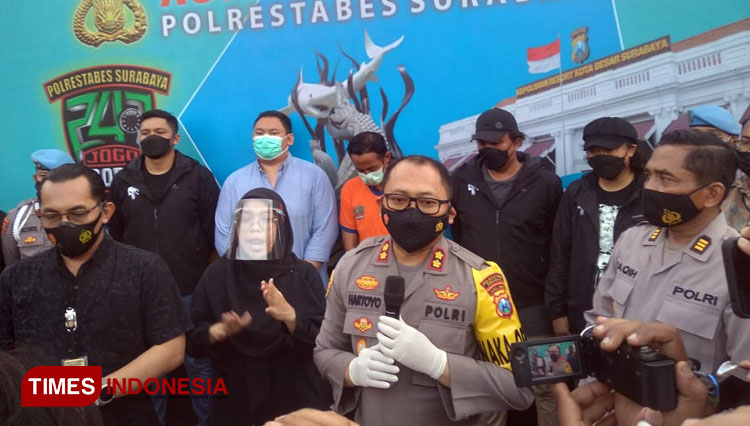 Polrestabes Surabaya saat ungkap kasus pengangkapan tersangka WB, Jumat (11/6/2021). (Foto: Khusnul Hasana/TIMES Indonesia). 