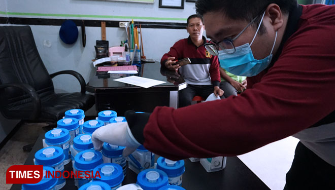 Proses tes urine bagi warga binaan pemasyarakatan Lapas Klas II B Bondowoso (FOTO: Moh Bahri/TIMES Indonesia).