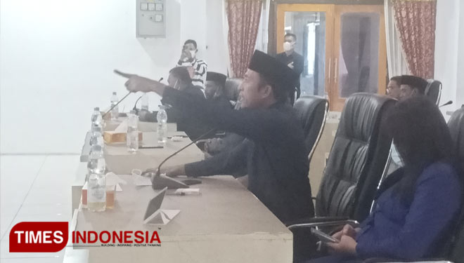 Suasana Rapat Paripurna DPRD Pulau Morotai yang mendapat interupsi dari anggota DPRD saat ketua DPRD membuka rapat. (Foto: Abdul H Husain/TIMES Indonesia).