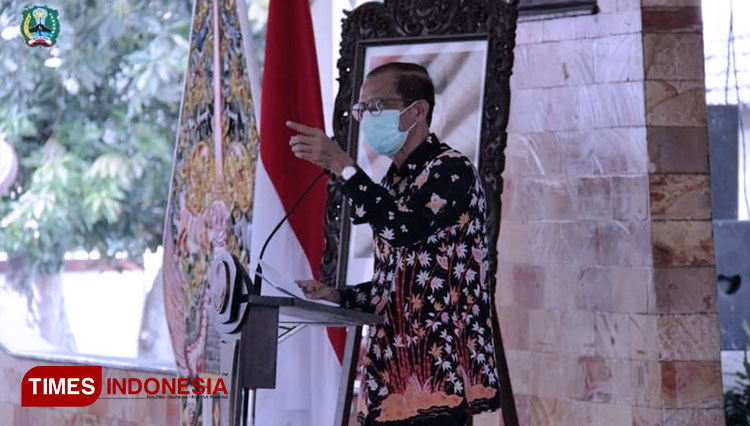 Bupati Magetan saat membacakan sambutan dalam pengukuhan pengurus FKUB dan FPK di Pendapa Surya Graha, Kabupaten Magetan, Jawa Timur, Jumat (11/6/2021). (FOTO: Diskominfo Magetan for TIMES Indonesia)