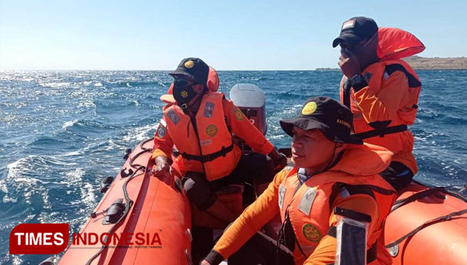 Pos Angkatan Laut bersama Tim SAR saat melakukan pencarian dengan menyisir peraian sekitar Tanjung Batu.(FOTO:Habibudin/TIMES Indonesia)