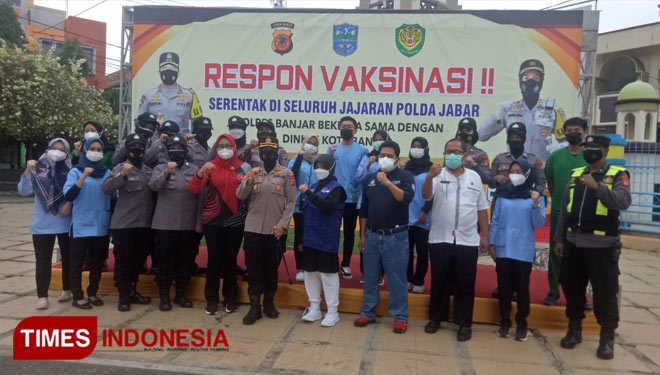 Kapolres Banjar berpoto bersama para Nakes usai membuka Gebyar vaksinasi di Alun-alun Kota Banjar (Foto:Susi/TIMES Indonesia)