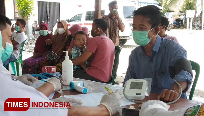 Salah seorang warga warga Babahrot saat akan di vaksin oleh vaksinator (Foto: T. Khairul Rahmat Hidayat/TIMES Indonesia)