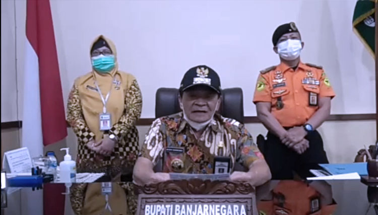 Bupati Banjarnegara saat berikan keterangan resmi terkait Covid-19. (FOTO: screenshot Video Siaran Bupati)