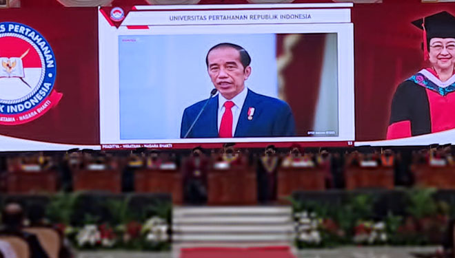 Presiden RI Jokowi saat menyampaikan pidato secara virtual dalam acara pengukuhan Megawati sebagai profesor kerhormatan Unhan RI. (FOTO: Dok. Unhan RI).